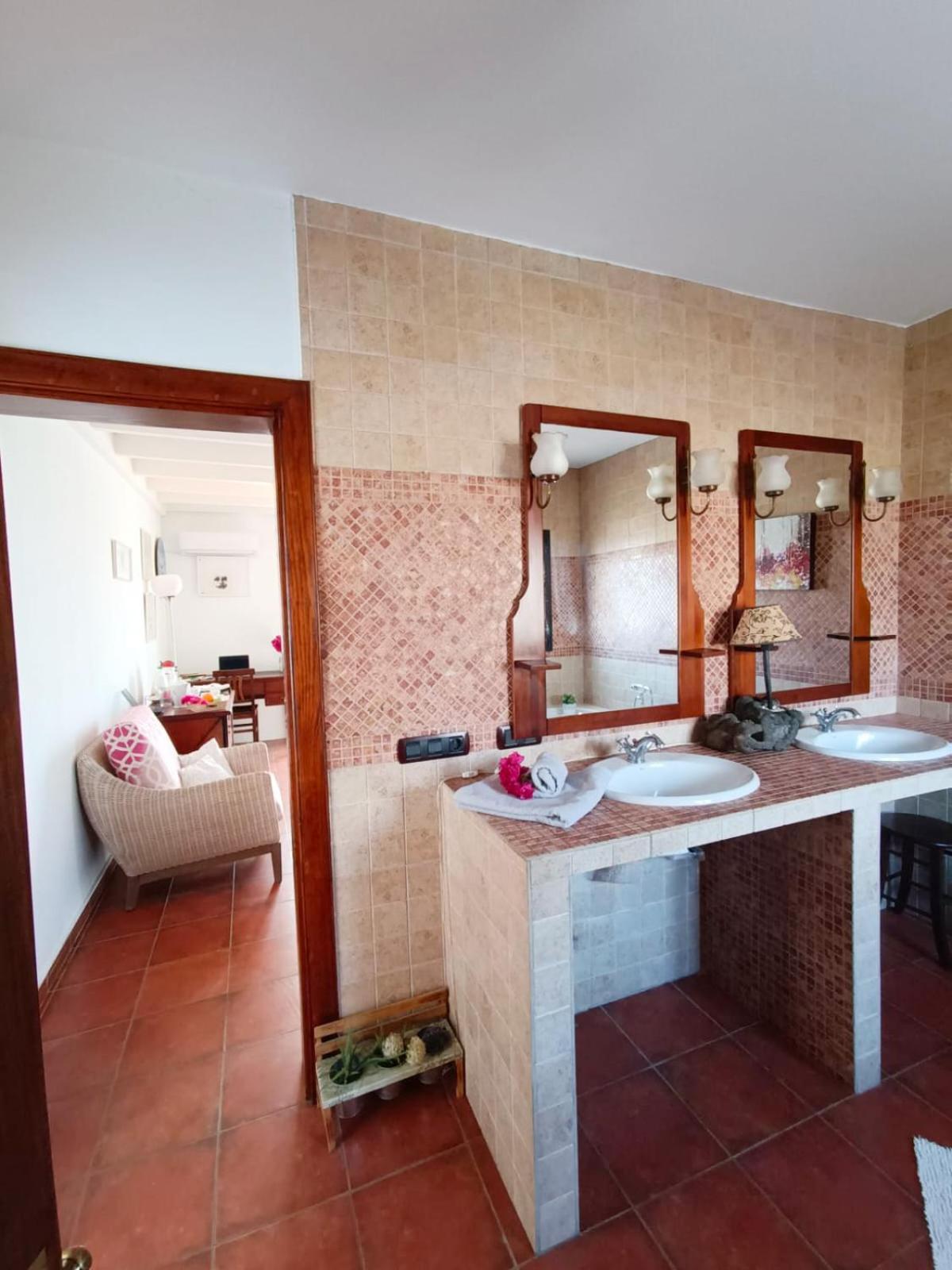 Elvira Hotel Tias Bagian luar foto