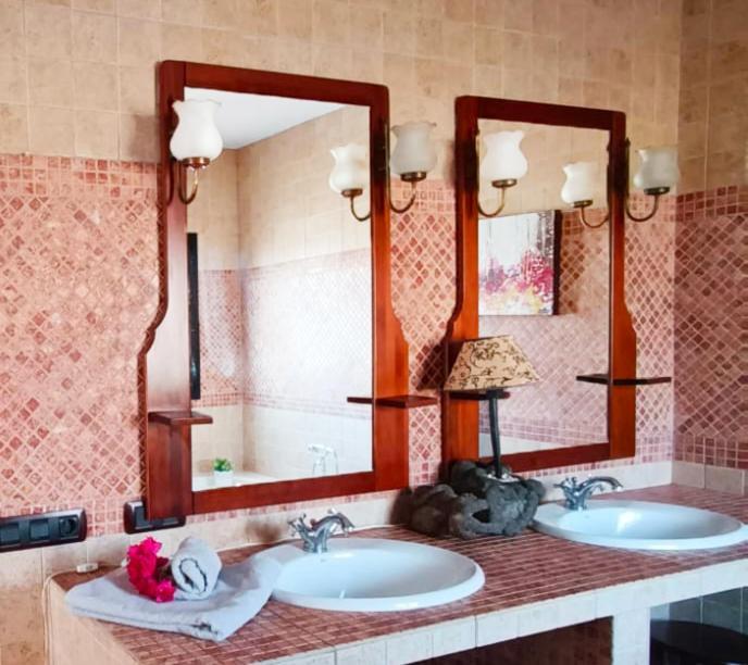 Elvira Hotel Tias Bagian luar foto