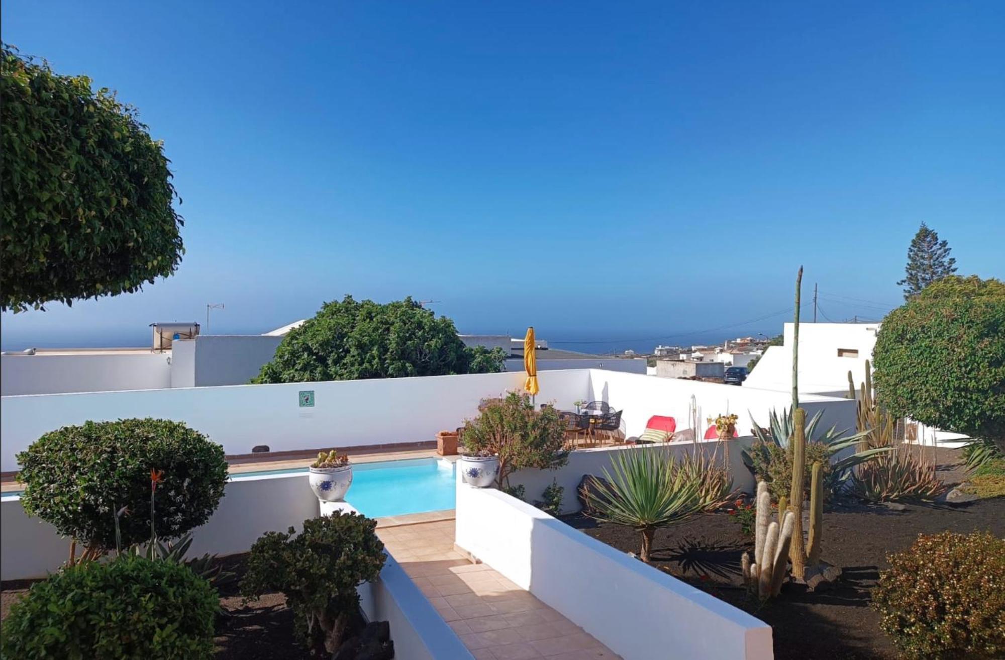 Elvira Hotel Tias Bagian luar foto
